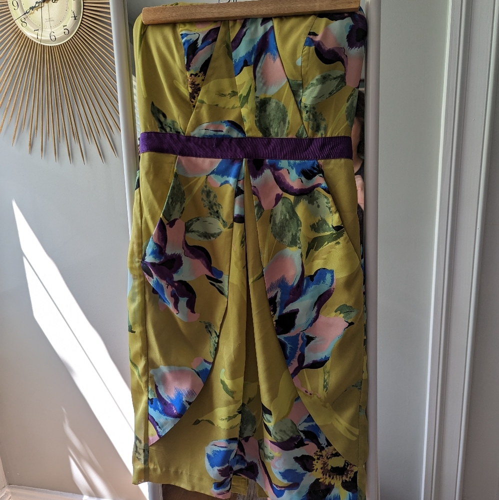 Gorgeous vibrant Vince Camuto Strapless dress in size 2